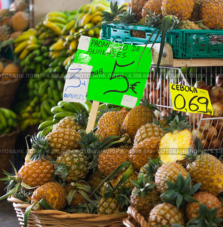 Fresh pineapples on market tray. Azores pineapples. (2012 год). Стоковое фото, фотограф Роман Сулла / Фотобанк Лори