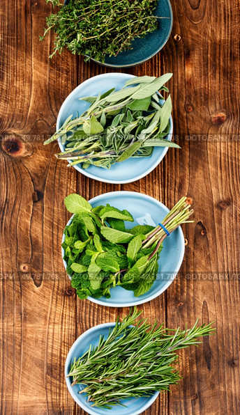 Fresh scented organic herbs for cooking shot on kitchen table.. Fresh spices and herbs. Стоковое фото, агентство Ingram Publishing / Фотобанк Лори