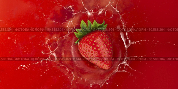 Fresh strawberries in wooden crate, top view shot. Fresh Strawberries Crop. Стоковое фото, агентство Ingram Publishing / Фотобанк Лори