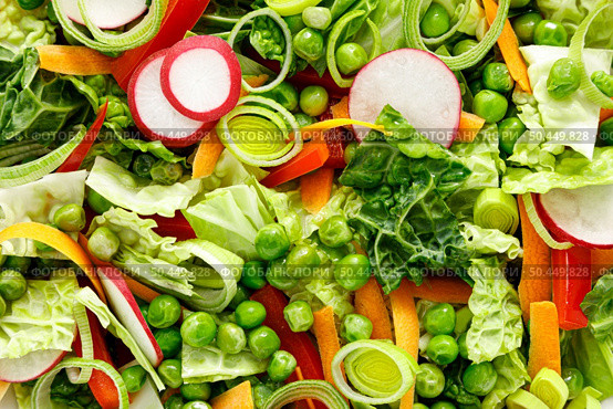 Fresh vegetarian green salad background with savoy cabbage, raw carrot, radish, bell pepper, leek and green peas. Стоковое фото, агентство Ingram Publishing / Фотобанк Лори
