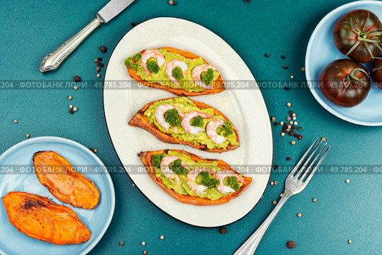Freshly baked sweet potato wedges with avocado guacamole sauce and shrimp.. Grilled Shrimp, Roasted Sweet Potato on a Plate. Стоковое фото, агентство Ingram Publishing / Фотобанк Лори