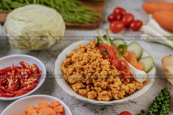 Fried Chicken Pop with Chili Scallions and tomatoes. Стоковое фото, агентство Ingram Publishing / Фотобанк Лори