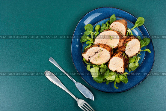 Fried cod roe on a plate, caviar fried. Seafood and fish dishes. Copy space.. Fried fish roe. Стоковое фото, агентство Ingram Publishing / Фотобанк Лори