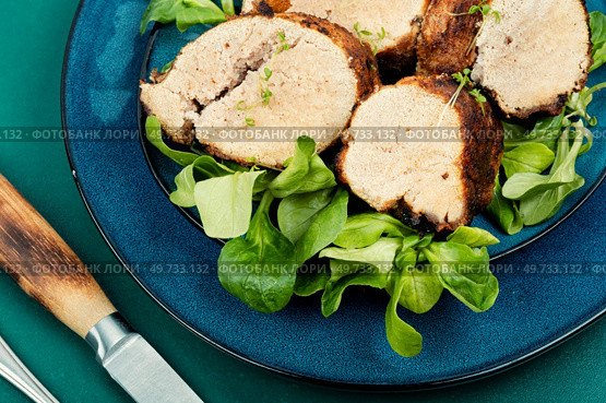 Fried delicious cod roe on a plate. Seafood and fish dishes.. Grilled cod roe on a plate. Стоковое фото, агентство Ingram Publishing / Фотобанк Лори