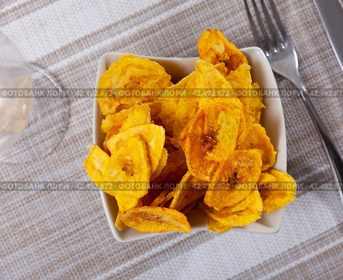 Fried slices of plantains, a traditional and popular snack and accompaniment in Central America. Стоковое фото, фотограф Яков Филимонов / Фотобанк Лори
