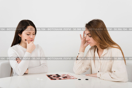 friends playing checkers home. Стоковое фото, агентство Ingram Publishing / Фотобанк Лори
