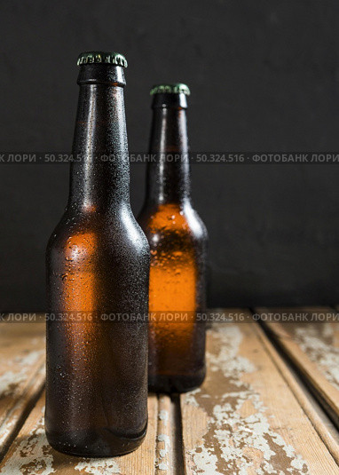front view beer glass bottles. Стоковое фото, агентство Ingram Publishing / Фотобанк Лори