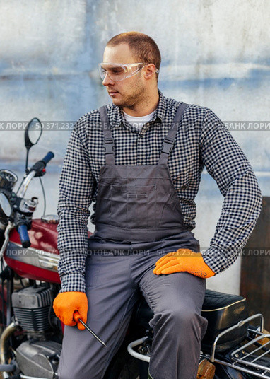 front view mechanic with safety glasses. Стоковое фото, агентство Ingram Publishing / Фотобанк Лори