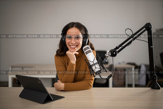 front view woman broadcasting radio. Стоковое фото, агентство Ingram Publishing / Фотобанк Лори