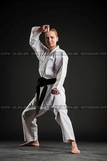 front view woman doing karate pose. Стоковое фото, агентство Ingram Publishing / Фотобанк Лори