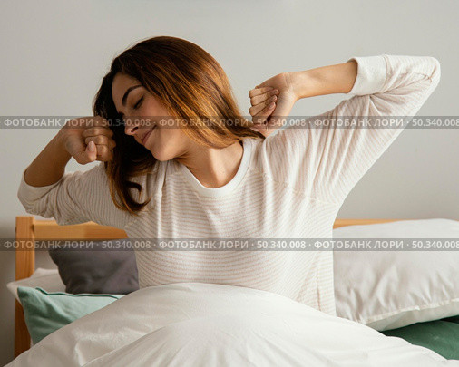 front view woman waking up home. Стоковое фото, агентство Ingram Publishing / Фотобанк Лори