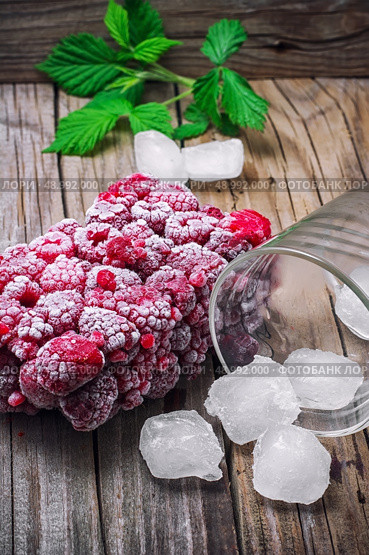 frozen in briquette ripe raspberry fruit . Стоковое фото, агентство Ingram Publishing / Фотобанк Лори