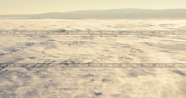 Frozen Onego lake with snow dust from the strong wind. Стоковое фото, фотограф Алексей Кокоулин / Фотобанк Лори