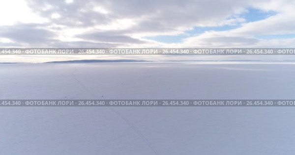 Frozen river,view on the frozen river,shooting at the copter. Стоковое видео, видеограф Виктор Аллин / Фотобанк Лори