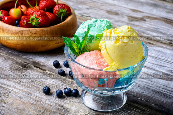 fruit ice cream. Bowl with fruit ice cream scattered on background of blueberries. Стоковое фото, агентство Ingram Publishing / Фотобанк Лори