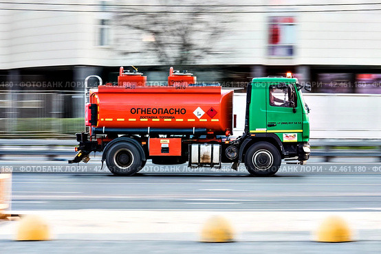 Fuel truck on the highway, side view. Tanker truck in motion. Редакционное фото, фотограф Константин Григорьев / Фотобанк Лори