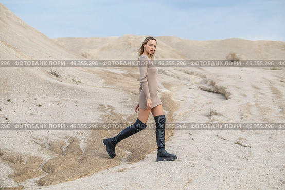 Full body portrait of a young beautiful woman in beige dress. Стоковое фото, фотограф Андрей Аркуша / Фотобанк Лори