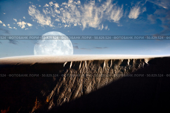 Full moon rising above a sand dune. Стоковое фото, фотограф Roth Ritter/Stocktrek Images / ТАСС / Фотобанк Лори