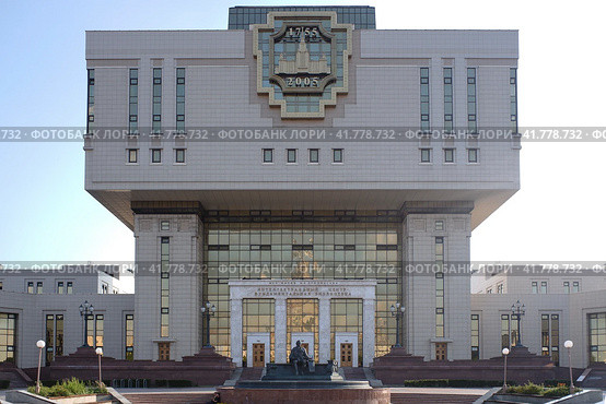 Фундаментальная библиотека МГУ на Ломоносовском проспекте, Москва. Building of Moscow State University library in Lomonosovksy prospect. Sunny summer view. (2021 год). Редакционное фото, фотограф Александр Кузнецов / Фотобанк Лори