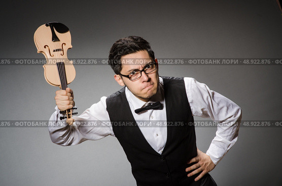 Funny violin player with fiddle. Стоковое фото, агентство Ingram Publishing / Фотобанк Лори