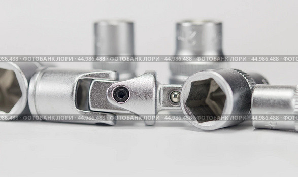 Гаечный ключ с храповым механизмом на белом фоне. Ratchet wrench on white background. Стоковое фото, фотограф Татьяна Д / Фотобанк Лори