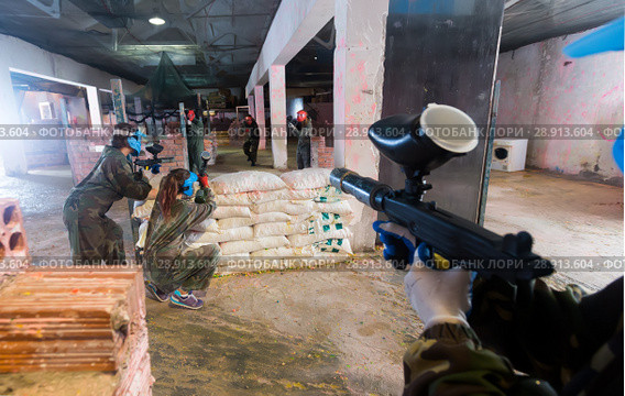 Gamers are targeting in enemy behind barricades. Стоковое фото, фотограф Яков Филимонов / Фотобанк Лори