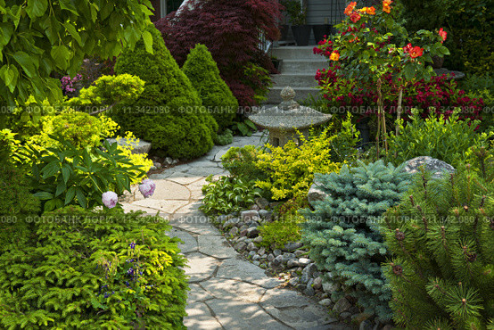 Garden path with stone landscaping. Стоковое фото, фотограф Elena Elisseeva / Smarterpix / Фотобанк Лори