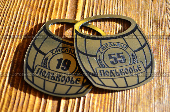 Гардеробные номерки на деревянной поверхности (2012 год). Редакционное фото, фотограф Юлия Батурина / Фотобанк Лори