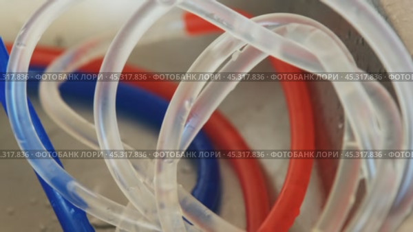 Gas bubbles move in liquid along curved tubes. Стоковое видео, видеограф Михаил Коханчиков / Фотобанк Лори