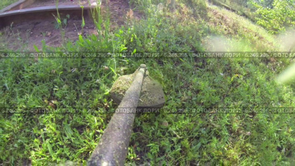 Газонокосилка. Стоковое видео, видеограф Кекяляйнен Андрей / Фотобанк Лори