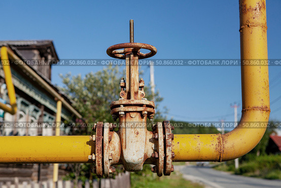 Газовая труба с задвижкой в деревне. Крупный план. Стоковое фото, фотограф Дмитрий Попов / Фотобанк Лори