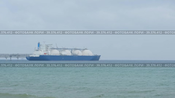 Газовоз "Гранд Мерея" загружает СПГ с завода по производству сжиженного природного газа "Сахалин-2" (2022 год). Редакционное видео, видеограф Эльвира  Трощенкова / Фотобанк Лори