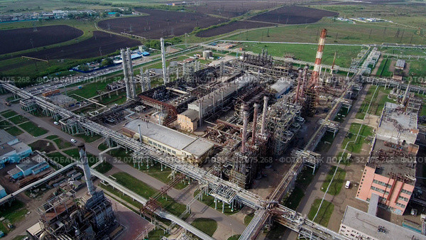 «Газпром нефтехим Салават». Аэрофотоснимок нефтехимического комплекса. Gazprom neftekhim Salavat. Aerial view of the petrochemical complex. Редакционное фото, фотограф Евгений Романов / Фотобанк Лори