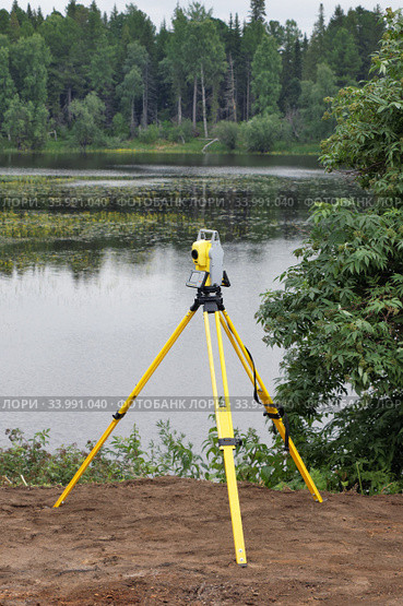 Геодезический приемник GNSS в полевых условиях, установленный на штативе. Стоковое фото, фотограф Круглов Олег / Фотобанк Лори