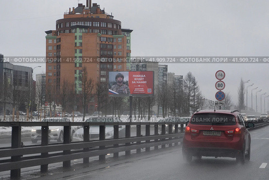Герой СВО младший сержант Дмитрий Мустафин на банере в Москве (2023 год). Редакционное фото, фотограф Дмитрий Неумоин / Фотобанк Лори