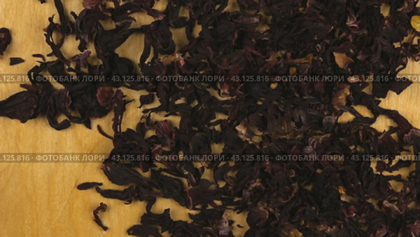 Гибискус, падающий на фоне дерева, вид сверху. Hibiscus falling on the wooden background. Стоковое видео, видеограф Александр Собко / Фотобанк Лори
