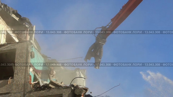 Гидравлический экскаватор сносит дом. Москва, Россия (2015 год). Стоковое видео, видеограф Владимир Журавлев / Фотобанк Лори