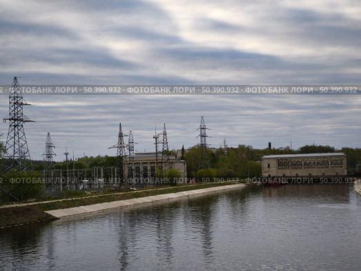 Гидроэлектростанция на реке при облачной погоде. Редакционное фото, фотограф Мария Сергеева / Фотобанк Лори