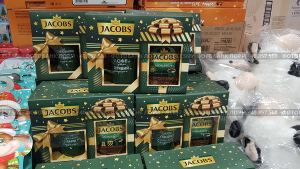 Gift set of Jacobs coffee on sale in a supermarket (2020 год). Редакционное фото, фотограф Анна Кривицкая / Фотобанк Лори