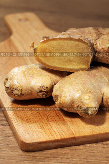 Ginger root on wooden background. Стоковое фото, фотограф ElenArt / Фотобанк Лори