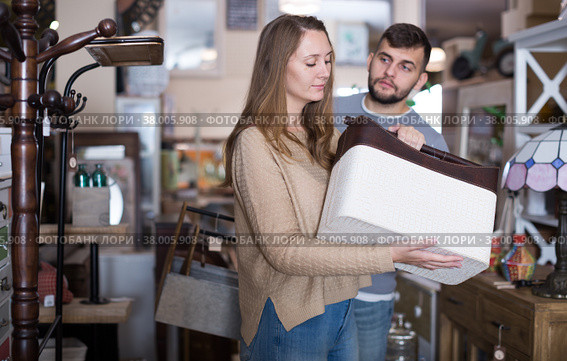 Girl choosing home decor elements in store. Стоковое фото, фотограф Яков Филимонов / Фотобанк Лори