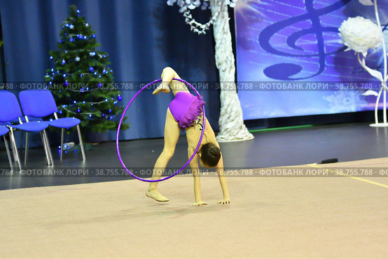Girl competes in rhythmic gymnastics. Стоковое фото, фотограф Владимир Галкин / Фотобанк Лори