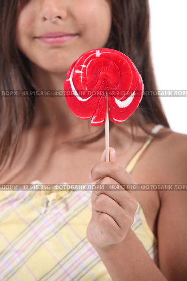 Girl holding a lolly pop. Стоковое фото, агентство Ingram Publishing / Фотобанк Лори