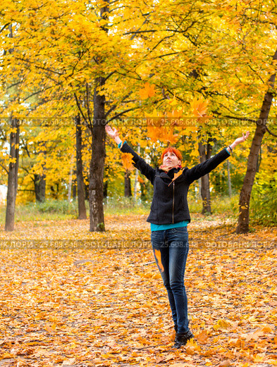Girl in the autumn forest. Стоковое фото, фотограф Евгений Лосев / Фотобанк Лори