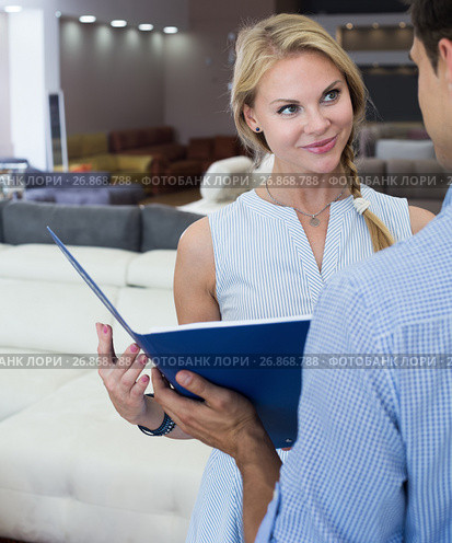 Girl is consulting with assistent about price. Стоковое фото, фотограф Яков Филимонов / Фотобанк Лори