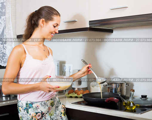 Girl making pancakes on pan. Стоковое фото, фотограф Яков Филимонов / Фотобанк Лори