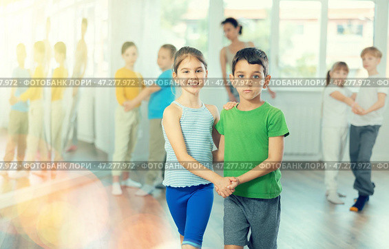 Girl paired up with boy and training to perform slow couple dance, rehearse performance. Стоковое фото, фотограф Яков Филимонов / Фотобанк Лори