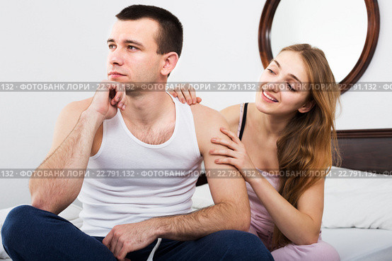 Girl supporting frustraited boyfriend. Стоковое фото, фотограф Яков Филимонов / Фотобанк Лори