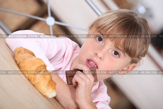 Girl with a croissant. Стоковое фото, агентство Ingram Publishing / Фотобанк Лори