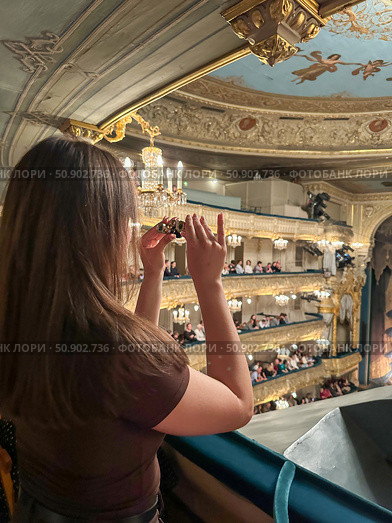 Girl with binoculars at the Mariinsky Theatre. June 8, Saint Petersburg, Russia. Редакционное фото, фотограф Луиза Налимова / Фотобанк Лори